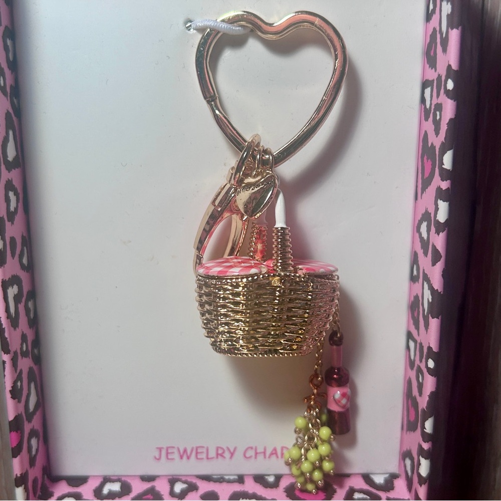 Betsey Johnson Picnic Basket Bag Charm Keychain Wine Grapes NWT - Picture 3 of 7